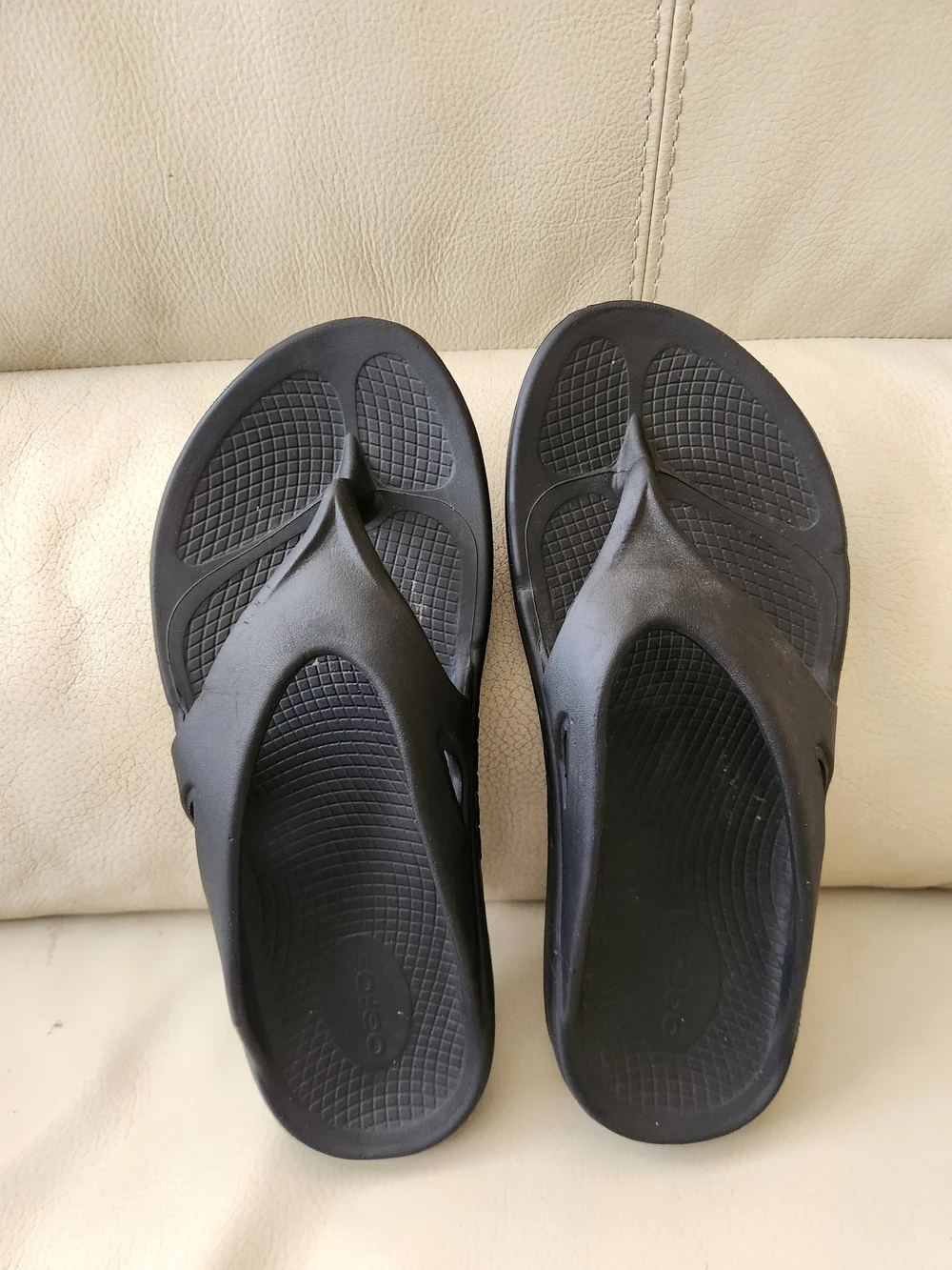 OOFOS Black Men's Flip Flop Sandals - Cushioned Support